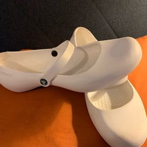 Size 8 Women’s Alice Crocs white